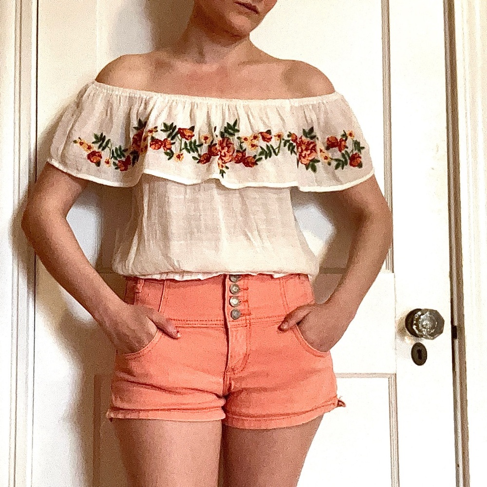 Mine White Sleeveless Ruffled Blouse with Bib Collar